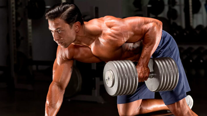 Тяга гантели одной рукой: фото.