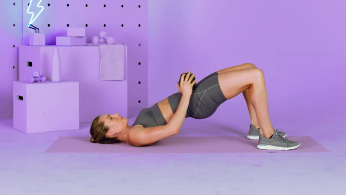 Ягодичный мостик на фото.