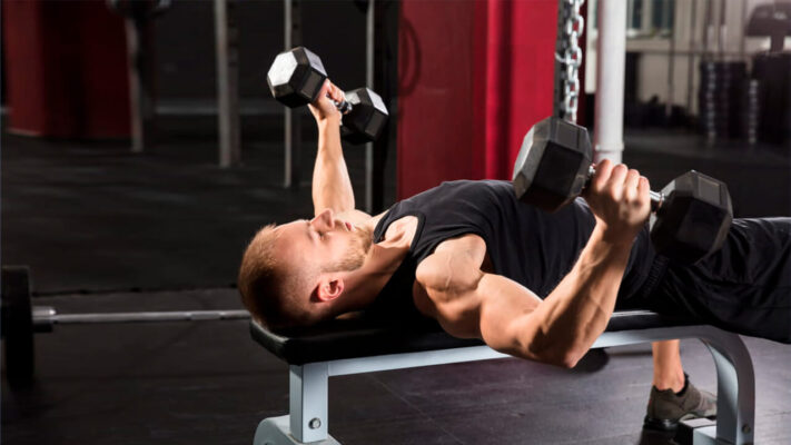 Разводка гантелей на фото.