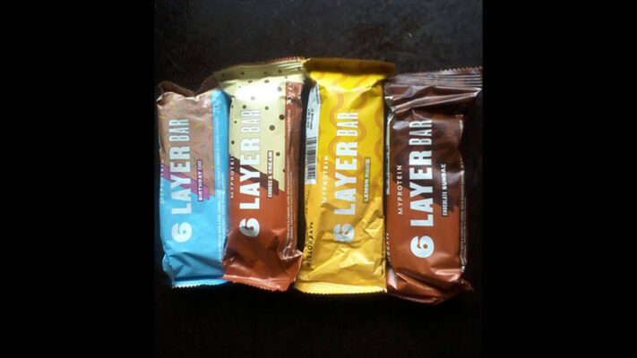 Протеиновые батончики Myprotein на фото.