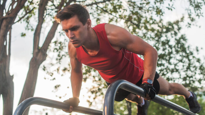 Упражнения на брусьях: фото.