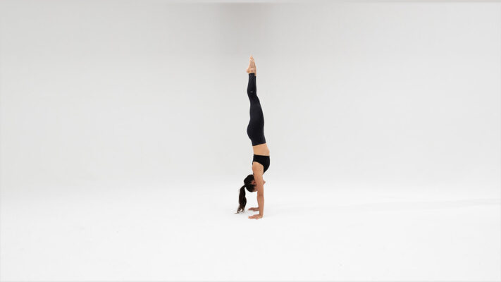 Стойка на руках: постер.