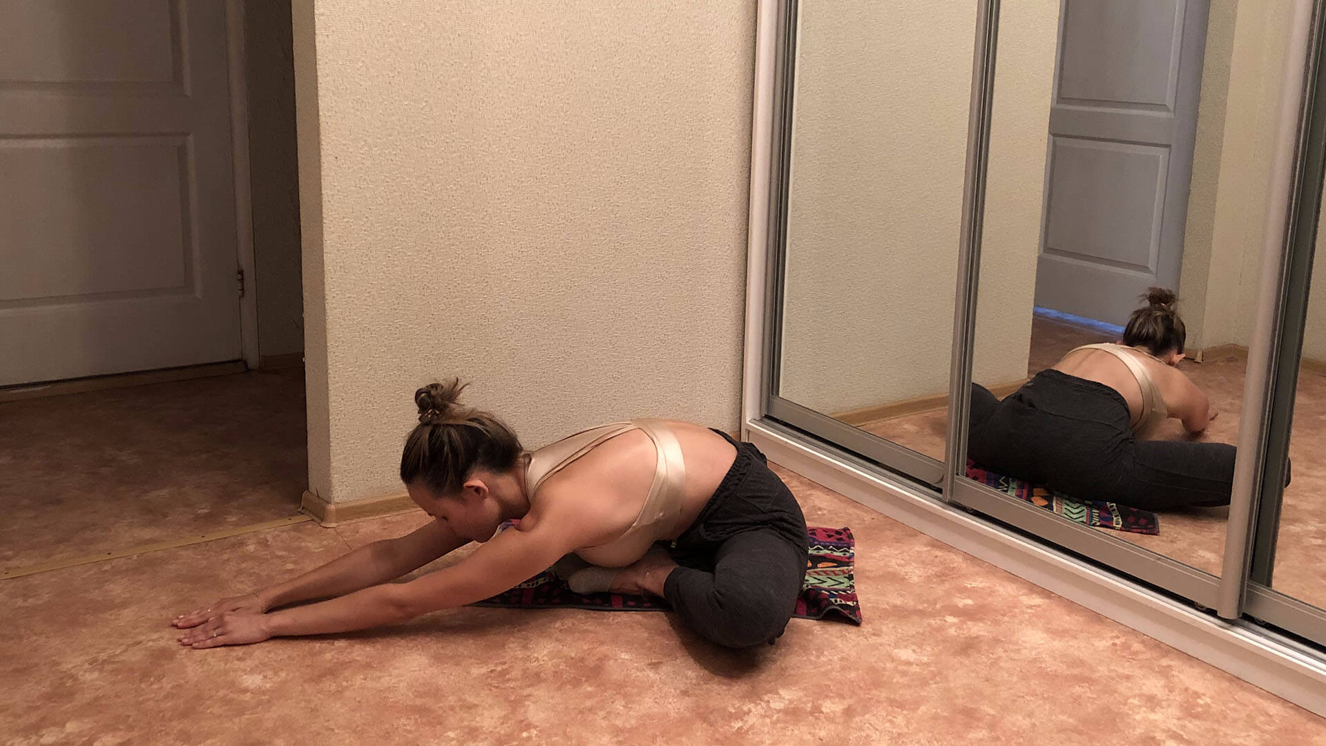 Упражнение «лягушка» с задействованием спины: фото упражнения.