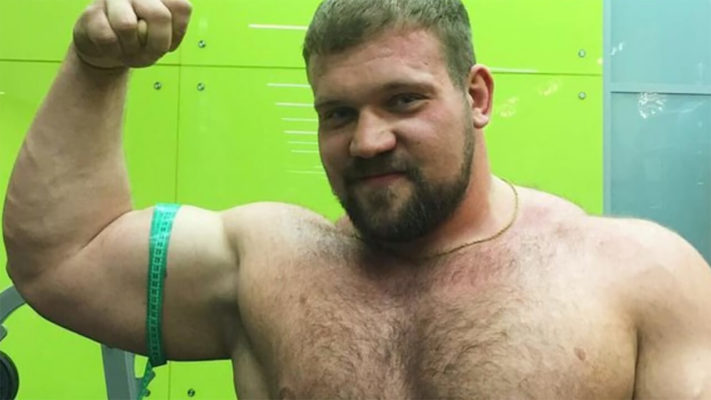 Объем бицепса Кирилла Сарычева.