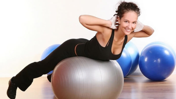 Гиперэкстензия на фитболе: главное фото.