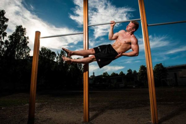 Пресс на турнике: главное фото.