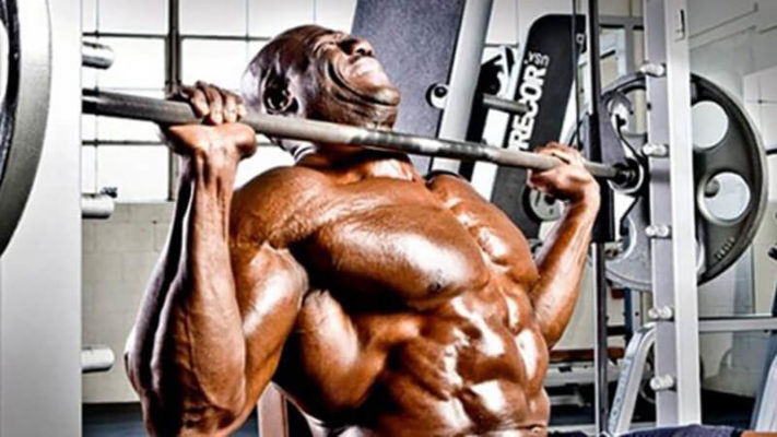 Жим сидя в Смите от груди: главное фото.