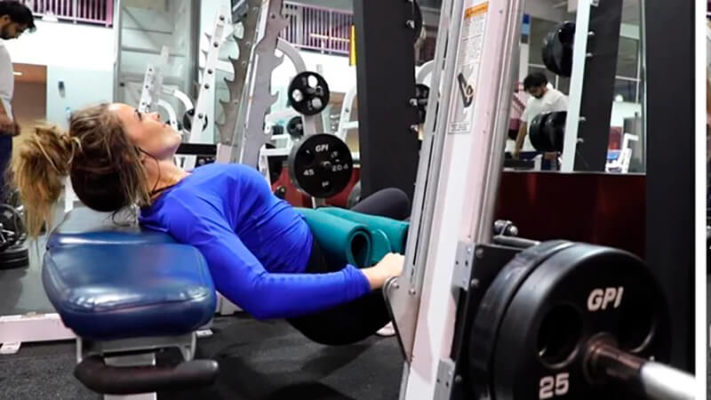 Ягодичный мостик в смите: главное фото.