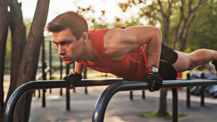 Грудь на брусьях: фото.