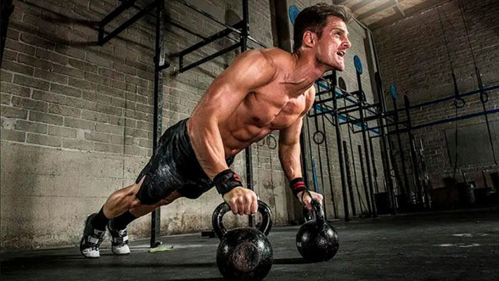 Как накачать грудь гирей: фото.