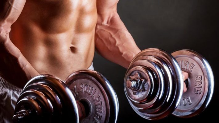 Подъем гантелей на бицепс стоя: фото.