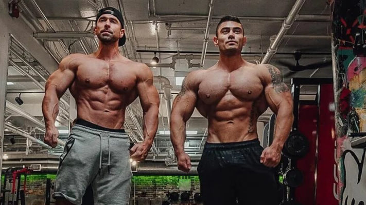 Огромные плечи: фото.