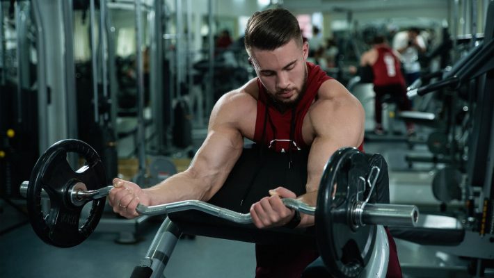 Упражнения на бицепс со штангой: фото.