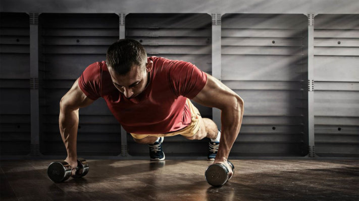 Отжимания на гантелях: фото.