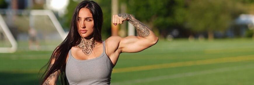 Бахар Набиева делает выпады на фото.