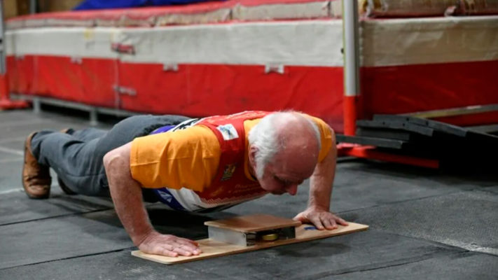 Отжимания после 60 лет: Фото.