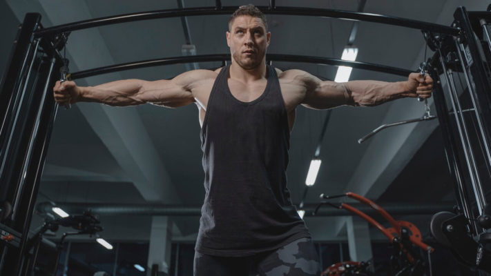 Сгибание рук на верхнем блоке: фото.