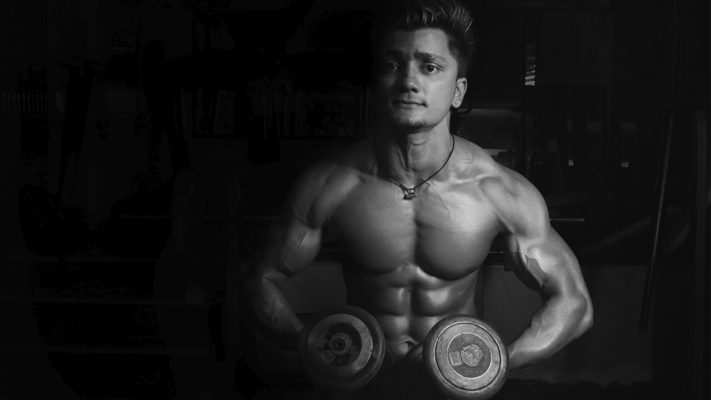 Упражнения на трапецию с гантелями: фото.