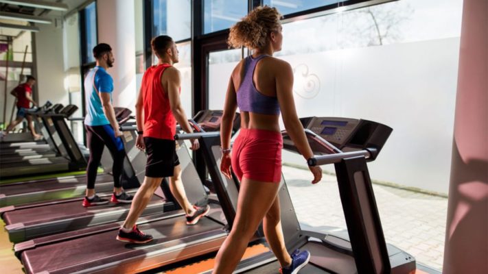 Ходьба на беговой дорожке: фото.