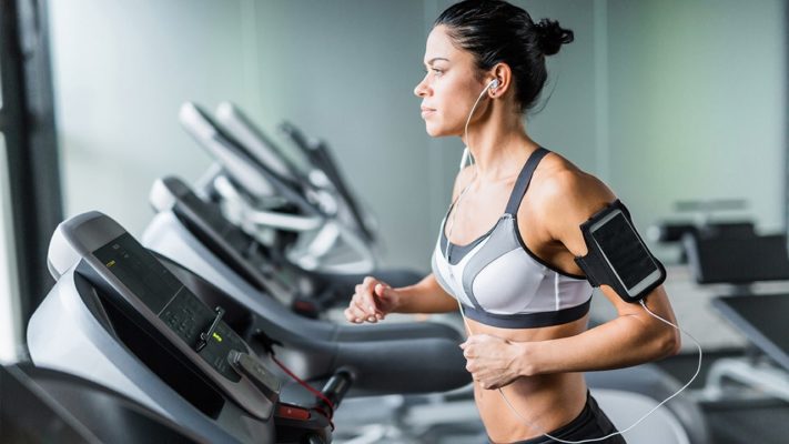 Тренировка на беговой дорожке: фото.