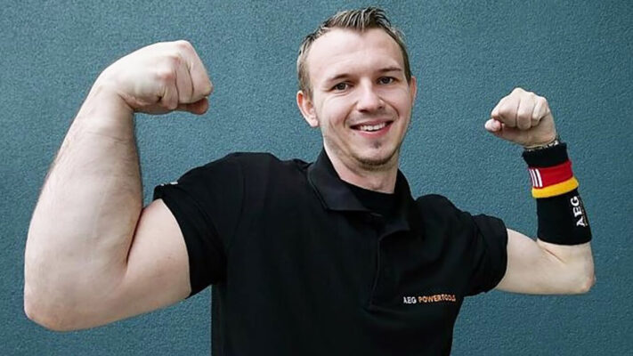 Армрестлер с большой рукой: фото обложки.