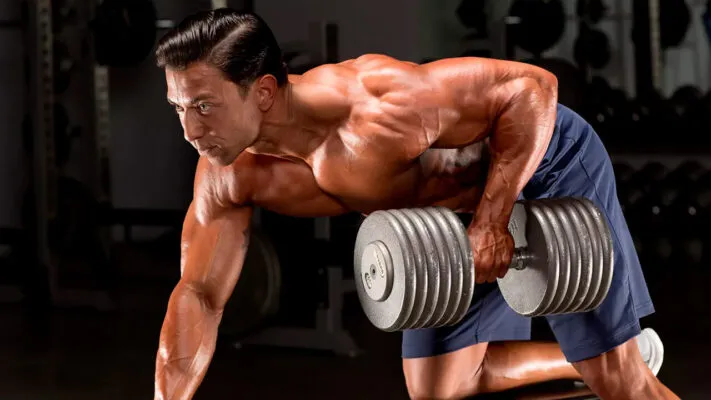 Тяга гантели одной рукой: фото.