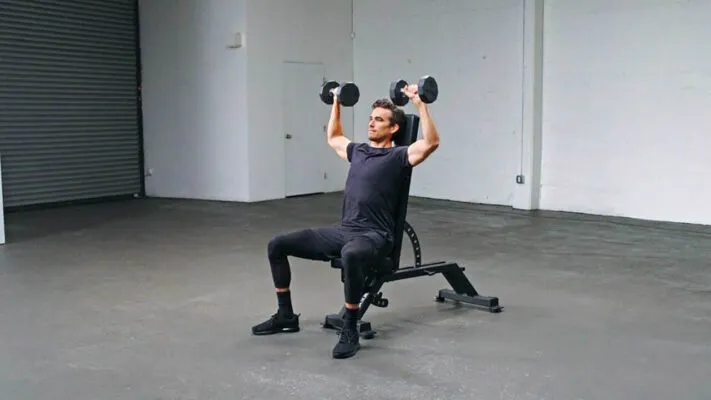 Жим гантелей на плечи: постер.