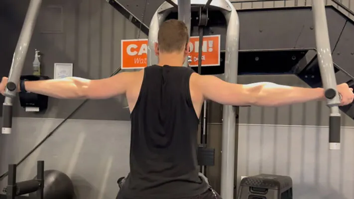 Разведение рук в тренажере.