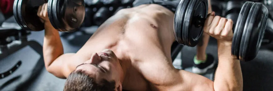 Постер жим гантелей лежа.