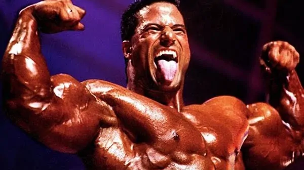 Майк Матараццо позирует