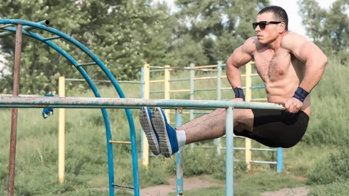 Плечи на турнике и брусьях: постер.