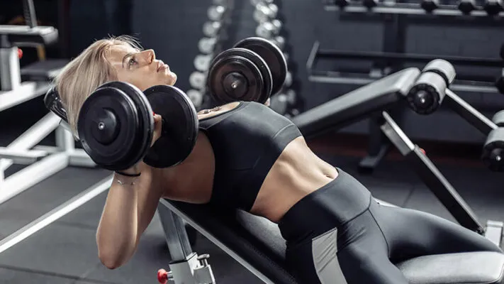 Накачать грудь девушке в тренажерном зале: фото.