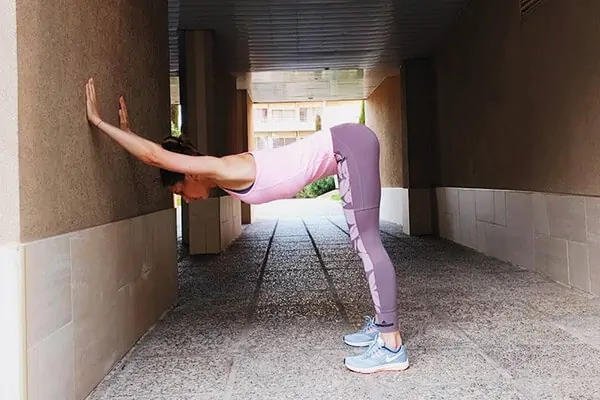 Упражнение для гибкости спины у стены
