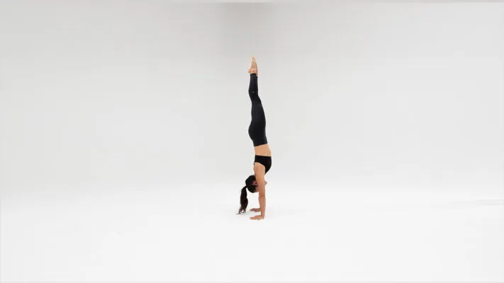 Стойка на руках: постер.