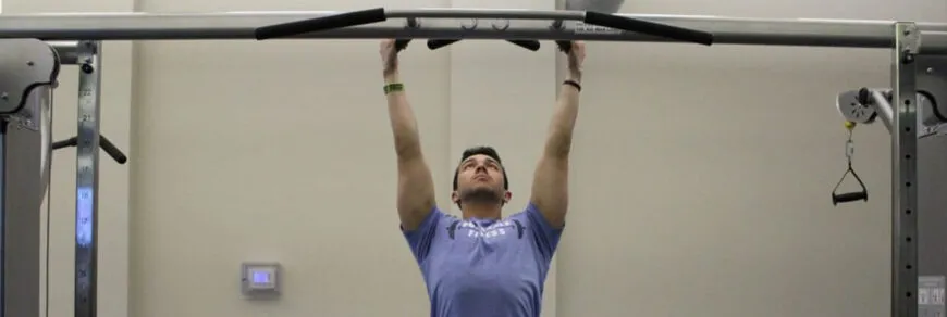 Параллельные подтягивания на фото.