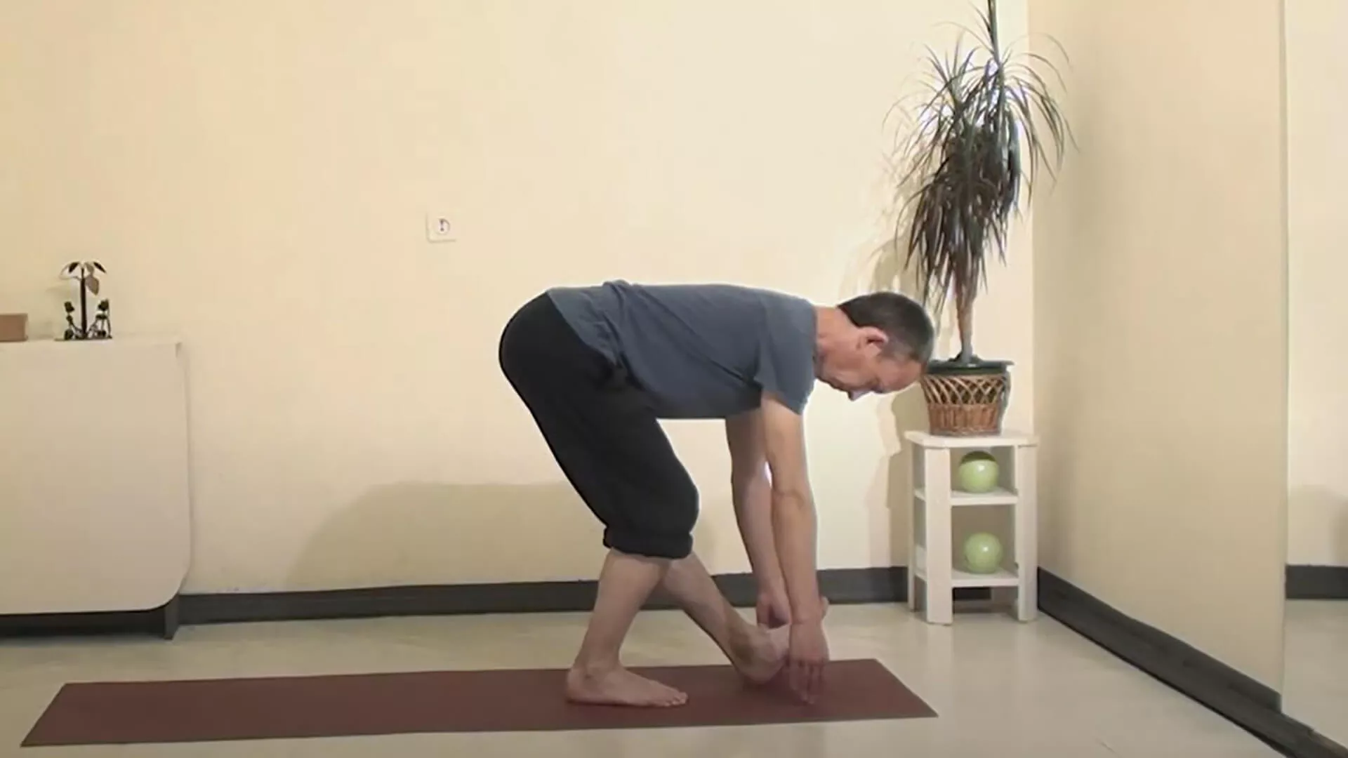 Растяжка двуглавые мышцы бедра для мужчин: фото.