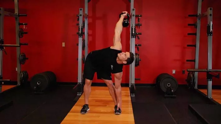 Упражнение мельница с гирей: фото.