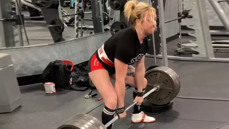 Рейчел Торрес: делает становую тягу.