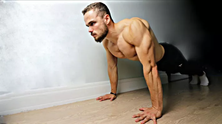 Тренировка мышц груди дома: фото.