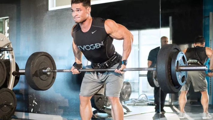 Тяга штанги в наклоне узким обратным хватом: фото.