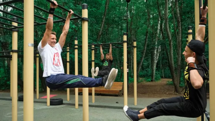 Тренировка на турнике и брусьях: фото.