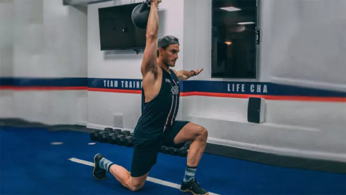 Выпады с гирей: фото.