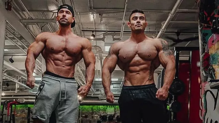 Огромные плечи: фото.