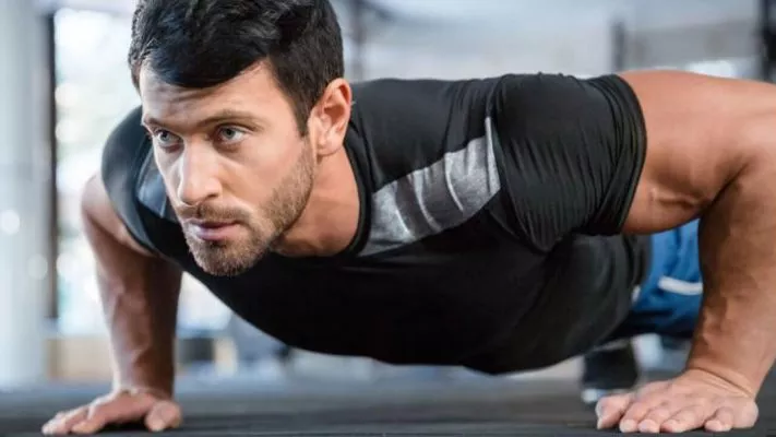 Сколько должен отжиматься мужчина в зависимости от возраста: фото.