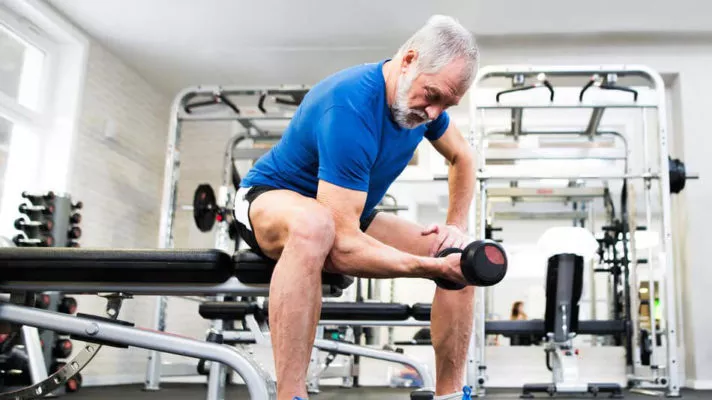 Упражнения с гантелями после 60: фото.