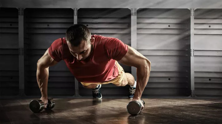 Отжимания на гантелях: фото.