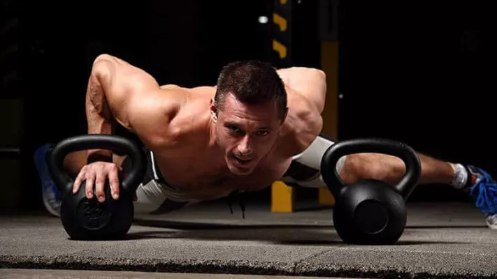 Отжимания от гири: фото.