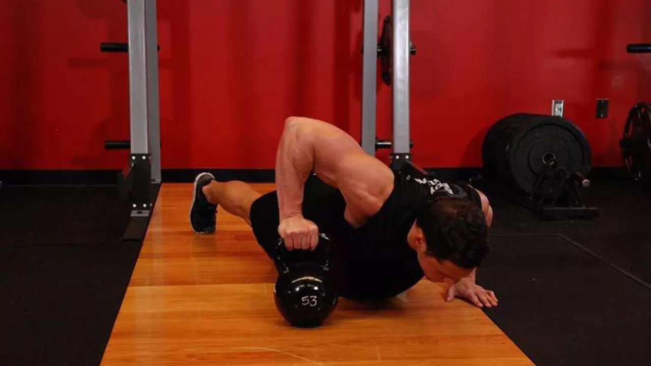 Отжимания от гири одной рукой: фото.