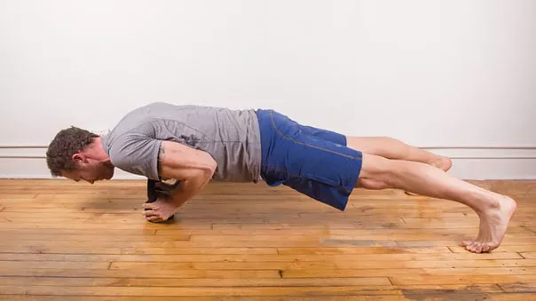 Отжимания узким хватом с обхватом за тело гири: фото.