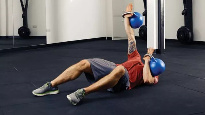 Жим гири лежа: фото.